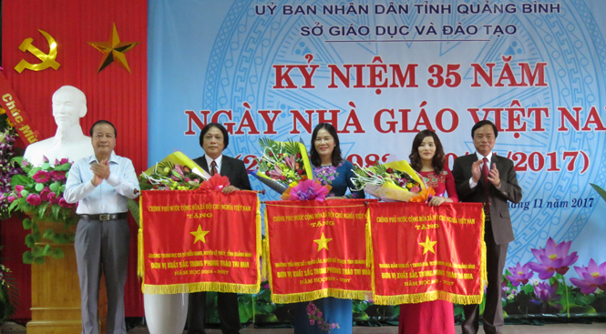 Trường THCS Kiến Giang vinh dự là một trong 3 đơn vị trường học được trao tặng Cờ thi đua xuất sắc của Chính phủ năm học 2016-2017