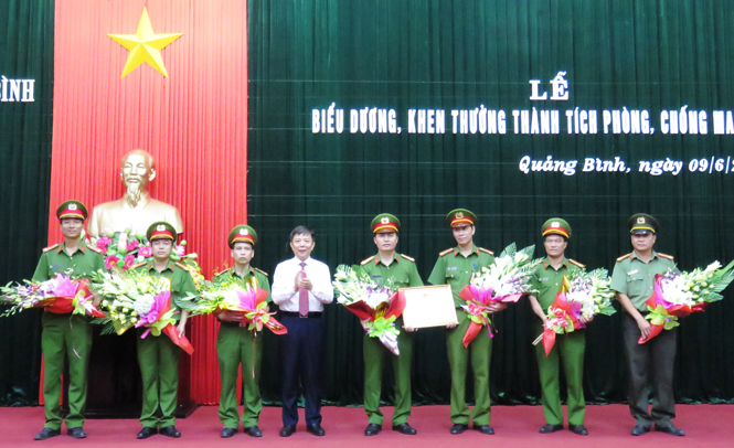 Đồng chí Chủ tịch UBND tỉnh Nguyễn Hữu Hoài khen thưởng CBCS thực hiện Chuyên án 1117-S.
