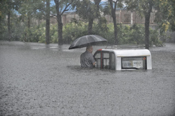 Những cơn mưa trên trái đất ngày một nặng hạt hơn - Ảnh: REUTERS
