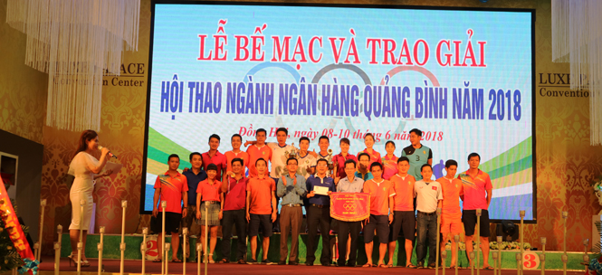Ban tổ chức cuộc thi trào giải nhất toàn đoàn cho Sacombank chi nhánh Quảng Bình