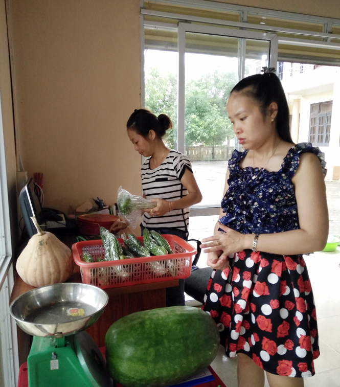 Nhiều du khách chọn nông sản Quảng Bình làm quà cho người thân.   