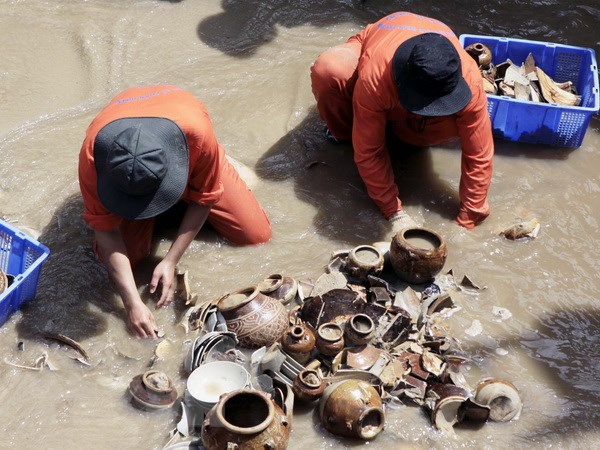  Các cổ vật được phát hiện từ mọt chiếc tàu chở hàng tại vùng biển Bình Châu, huyện Bình Sơn (Quảng Ngãi). (Ảnh: Thanh Long/TTXVN)