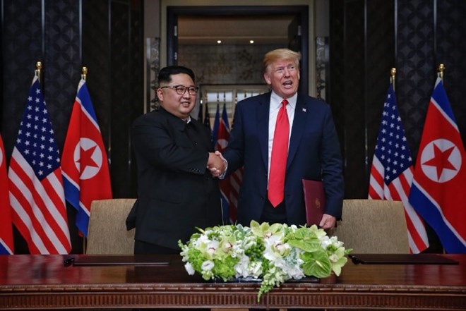 Tổng thống Mỹ Donald Trump (phải) và nhà lãnh đạo Triều Tiên Kim Jong-un sau lễ ký văn kiện. (Nguồn: AFP)