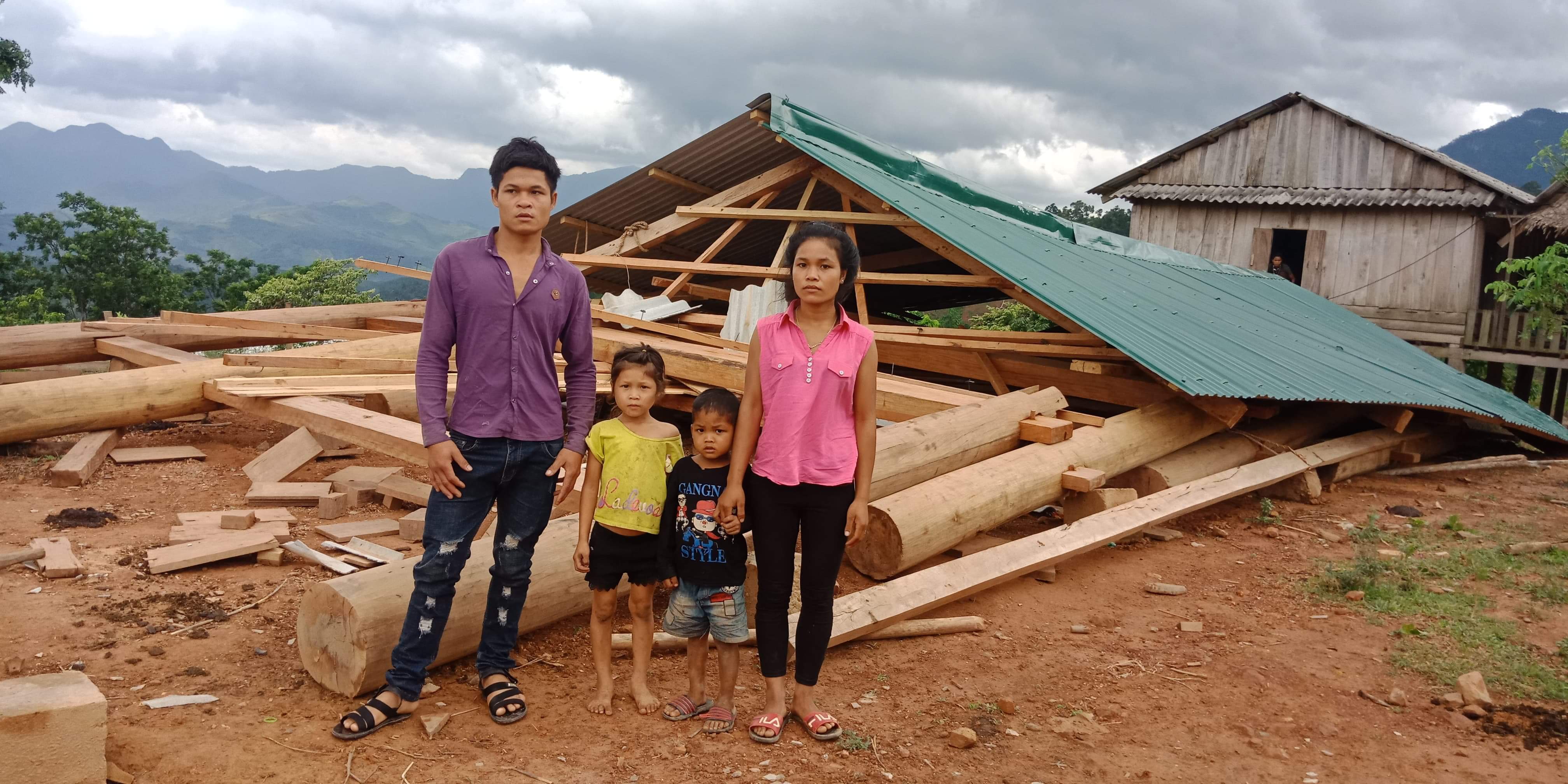 Vợ chồng anh Hồ Phương và 2 con bên căn nhà bị cơn  lốc xoáy làm sập hoàn toàn