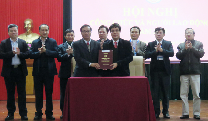 Lễ ký kết thi đua giữa chuyên môn và công đoàn ngành Thuế Quảng Bình năm 2018.