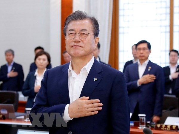 Tổng thống Hàn Quốc Moon Jae-in (phía trước) trước cuộc họp nội các tại Seoul ngày 12-6. (Nguồn: YONHAP/TTXVN)