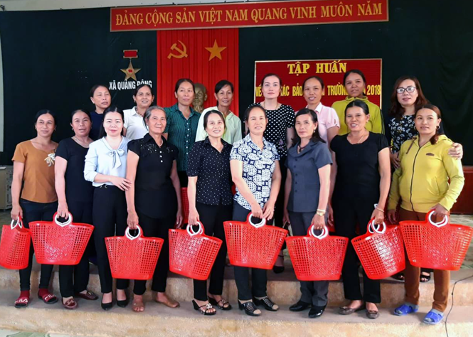 Đại diện Hội LHPN tỉnh trao tặng làn nhựa cho các hội viên phụ nữ xã Quảng Đông (Quảng Trạch).