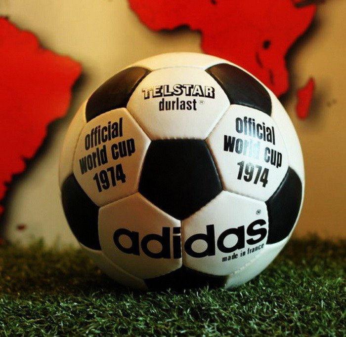Quả bóng kết cấu mới 32 múi Telstar của Adidas dùng tại World Cup 1970 - Ảnh: Soccerballworld.com