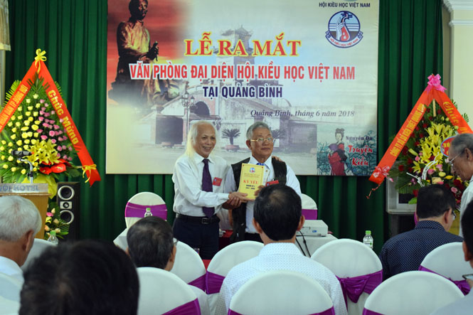 Các đại biểu tham dự tặng các ấn phẩm liên quan cho Văn phòng đại diện Hội Kiều học Việt Nam tỉnh Quảng Bình