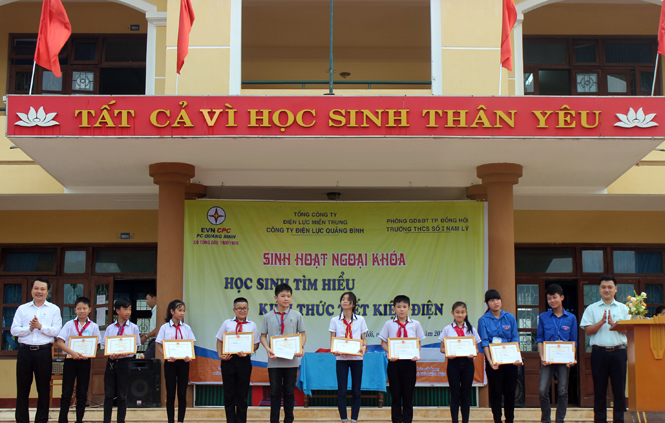 Lãnh đạo PC Quảng Bình trao thưởng cho các học sinh đạt giải cao trong cuộc thi tìm hiểu về kiến thức tiết kiệm điện.