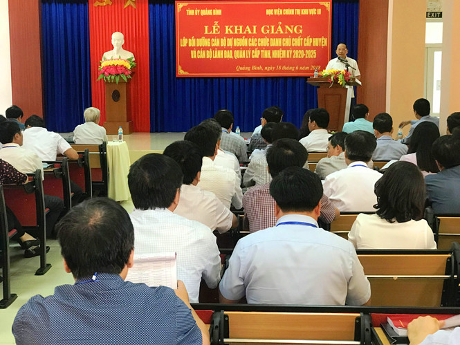 Đồng chí Trần Xuân Vinh, Uỷ viên Ban Thường vụ, Trưởng Ban Tổ chức Tỉnh ủy phát biểu tại lễ khai giảng lớp bồi dưỡng