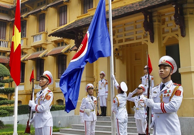 Tổ chức lễ thượng cờ kỷ niệm 51 năm ngày thành lập ASEAN
