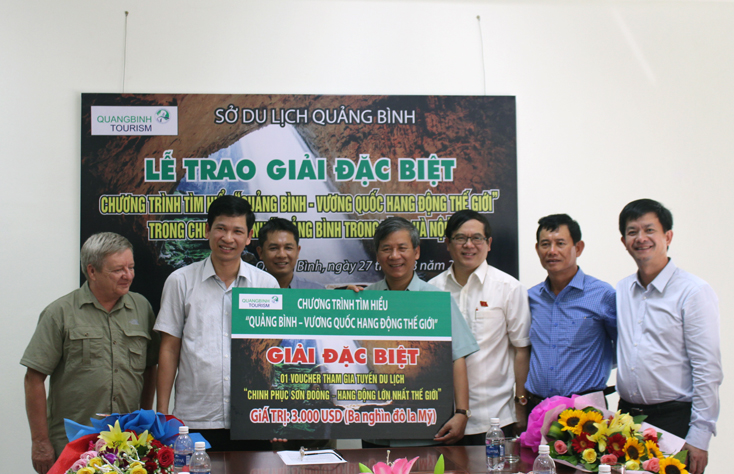 GS.TS Nguyễn Anh Trí nhận giải đặc biệt chương trình tìm hiểu "Quảng Bình-Vương quốc hang động thế giới"