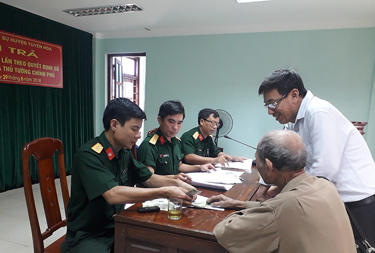 Chi trả trợ cấp cho đối tượng chính sách huyện Tuyên Hoá