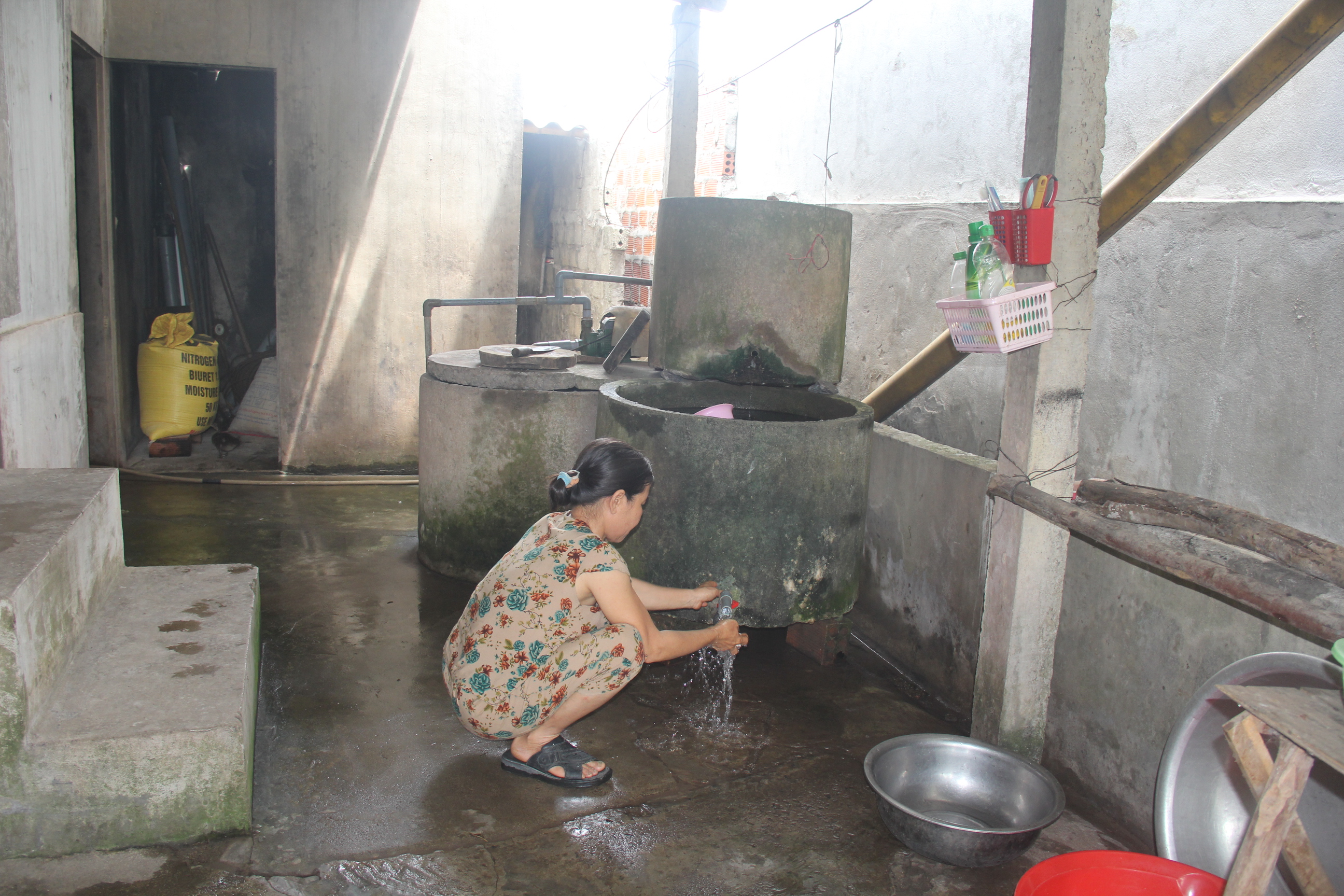  Nguồn nước ở xã Quảng Phú được lọc qua nhiều lần nhưng chỉ có thể dùng để tắm giặt, rửa ráy chứ không thể phục vụ nhu cầu ăn, uống.