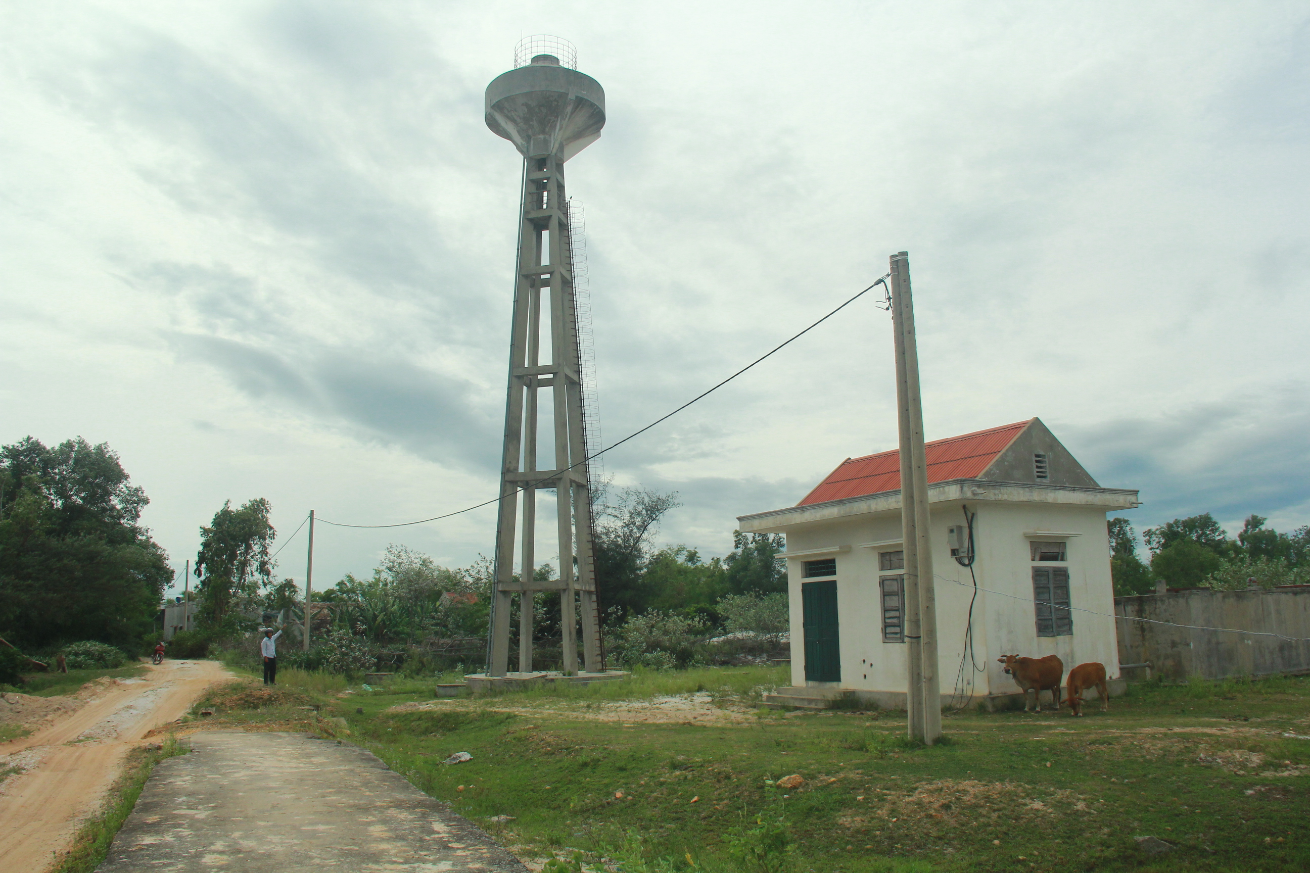 Các hạng mục có vốn đầu tư của Nhà nước được hoàn thành từ năm 2013, nhưng công trình nước sạch xã Quảng Hưng vẫn bị “đắp chiếu”. 