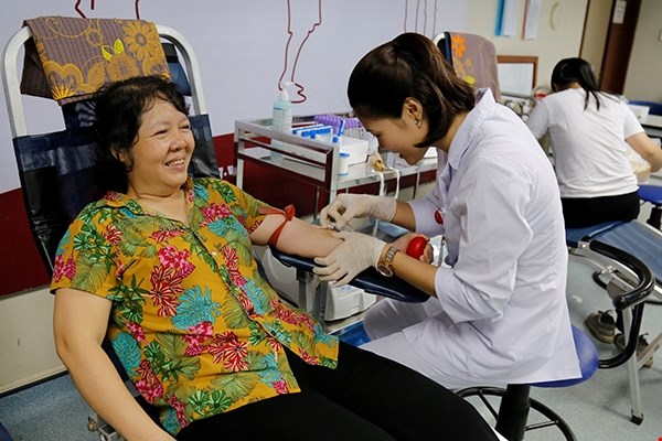 Người dân đến hiến máu tại Viện huyết học-Truyền máu Trung ương. (Ảnh: PV/Vietnam+)