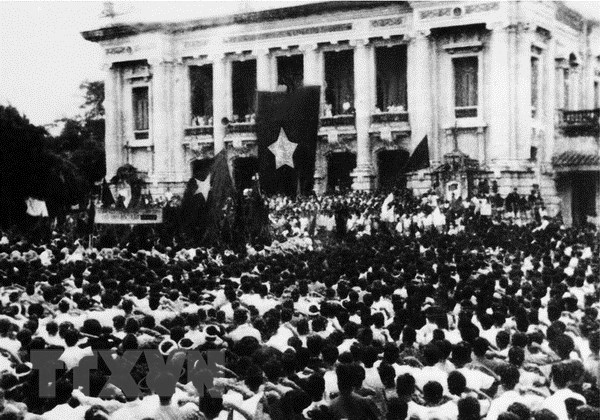 Sáng 19-8-1945, hàng vạn người dân ở Hà Nội và các tỉnh lân cận theo các ngả đường kéo về quảng trường Nhà hát lớn Hà Nội dự cuộc míttinh lớn chưa từng có của quần chúng cách mạng, hưởng ứng cuộc Tổng khởi nghĩa giành chính quyền. (Ảnh Tư liệu TTXVN)