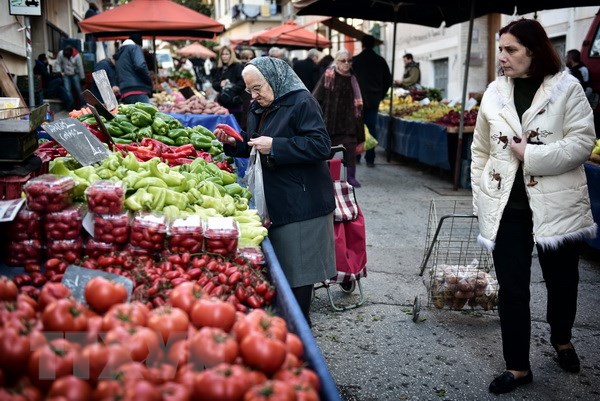 Người dân mua thực phẩm tại chợ ở Athens, Hy Lạp. (Nguồn: AFP/TTXVN)