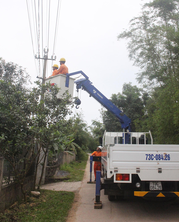 Công nhân PC Quảng Bình chủ động phát quang cây cối bảo đảm hành lang an toàn lưới điện.