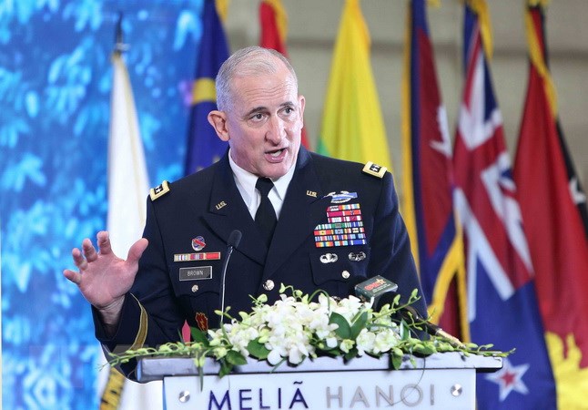 Đại tướng Robert B.Brown, Tư lệnh Bộ Tư lệnh Lục Quân Thái Bình Dương Hoa Kỳ phát biểu tại lễ bế mạc. (Ảnh: Dương Giang/TTXVN)