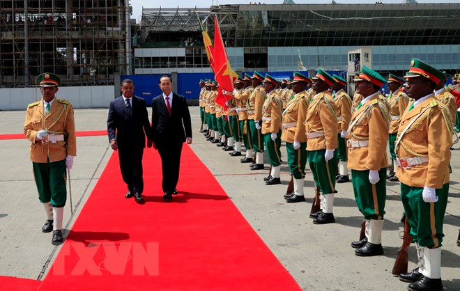 Chủ tịch nước Trần Đại Quang và Tổng thống Mulatu Teshome duyệt đội danh dự. (Ảnh: Nhan Sáng/TTXVN)