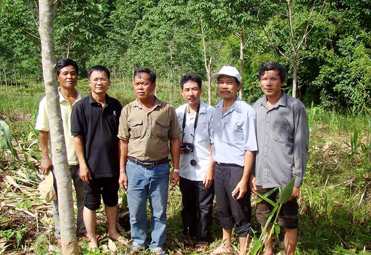 Đoàn công tác của Ban dân tộc tỉnh tham quan rừng cao su của Đinh Hợp.