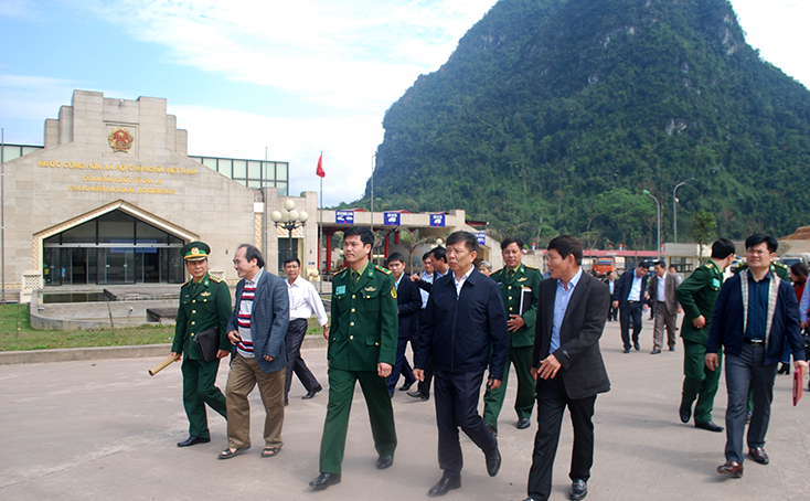 Đồng chí Nguyễn Hữu Hoài, Phó Bí thư Tỉnh ủy, Chủ tịch UBND tỉnh thăm và làm việc tại Cửa khẩu quốc tế Cha Lo.