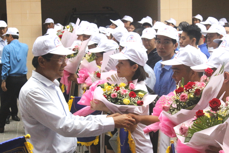 Đồng chí Phạm Quang Hải, Tỉnh ủy viên, Giám đốc Sở GTVT tặng hoa và cờ luân lưu cho các đơn vị tham gia hội thao. 