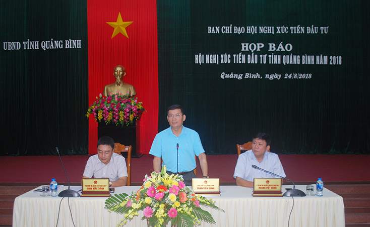Đồng chí Trần Tiến Dũng, Phó Chủ tịch UBND tỉnh phát biểu tại cuộc họp báo.