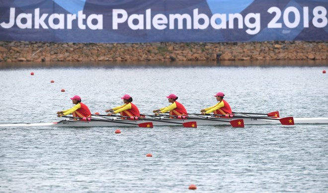 Đội đua thuyền Rowing Việt Nam trong phần thi chung kết nội dung thuyền bốn nữ hạng nhẹ tại Palembang, Indonesia, ngày 23/8. (Ảnh: THX/TTXVN)