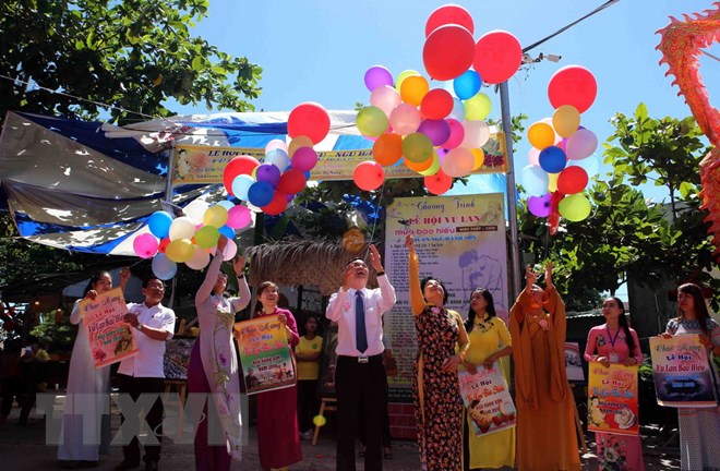   Thả bong bóng nguyện cầu hòa bình tại lễ hội Vu Lan báo hiếu ở Đà Nẵng. (Ảnh: Trần Lê Lâm/TTXVN)