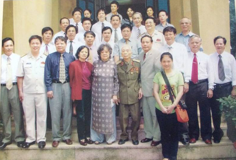 Các đồng chí lãnh đạo tỉnh, huyện Lệ Thủy và xã Lộc Thủy chụp ảnh lưu niệm với gia đình Đại tướng tại Hà Nội trong năm 2006 (ảnh tư liệu) 