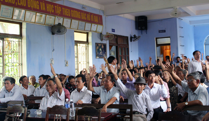 Người dân biểu quyết thống nhất đồng ý triển khai dự án thuỷ lợi Rào Nan tại hội nghị Đảng bộ xã Quảng Sơn. 