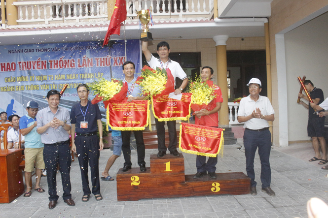 Đồng chí Phạm Quang Hải, Tỉnh ủy viên, Giám đốc Sở GTVT và các phó giám đốc sở trao giải nhất, nhì, ba toàn đoàn cho các đơn vị tham gia hội thao. 