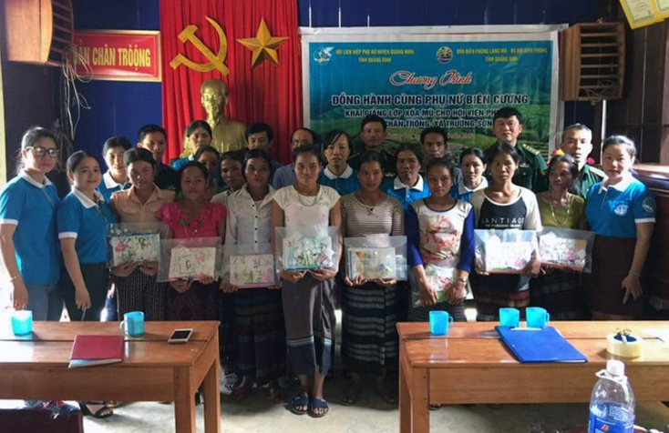 Đại diện Hội LHPN huyện Quảng Ninh và Đồn Biên phòng Làng Mô trao tặng bút, vở cho các học viên.