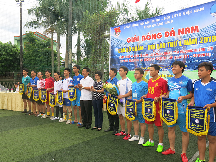 Ban tổ chức trao cờ lưu niệm cho các đội bóng tham gia giải