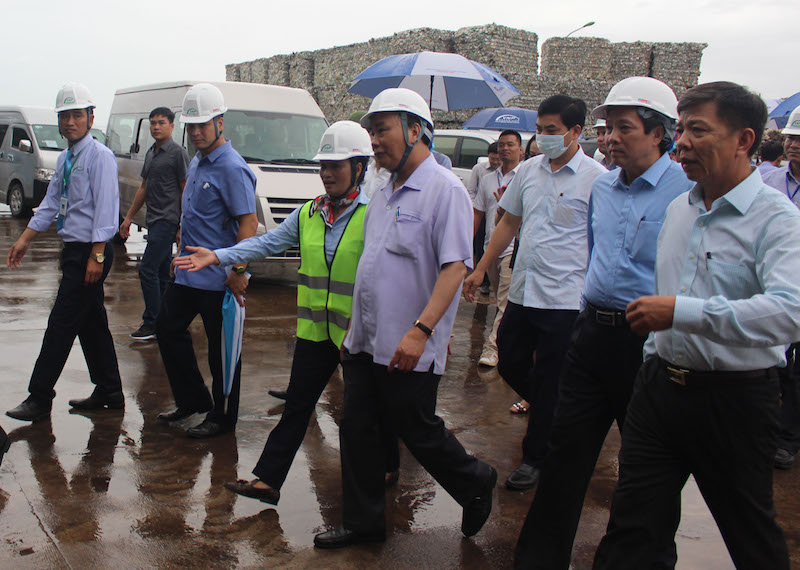 Thủ tướng Chính phủ và đoàn công tác thăm Nhà máy phân loại, xử lý rác thải, sản xuất điện và phân bón khoáng hữu cơ