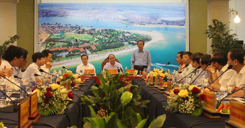 Đồng chí Bí thư Tỉnh uỷ Hoàng Đăng Quang báo cáo với Thủ tướng Chính phủ về tình hình kinh tế - xã hội của tỉnh.