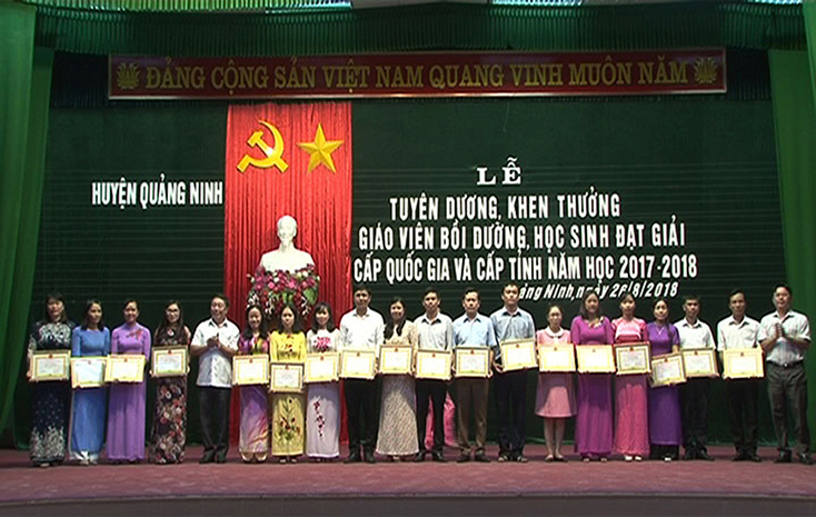Đại diện lãnh đạo huyện Quảng Ninh trao thưởng cho các giáo viên bồi dưỡng học sinh đạt giải cấp quốc gia, cấp tỉnh.