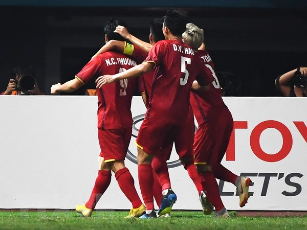 Nguyễn Công Phượng (trái) của Olympic Việt Nam ăn mừng cùng đồng đội sau bàn thắng duy nhất trong trận đấu vào lưới Olympic Bahrain tại vòng 1/8 ASIAD 2018 diễn ra ở Bekasi, Indonesia ngày 23-8. (Ảnh: AFP/TTXVN)