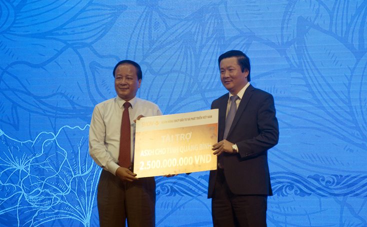 Đồng chí Trần Văn Tuân, Ủy viên Ban Thường vụ Tỉnh ủy, Chủ tịch UB MTTQVN tỉnh tiếp nhận gói an sinh xã hội từ các doanh nghiệp.