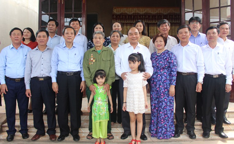  Thủ tướng Chính phủ Nguyễn Xuân Phúc và các đồng chí lãnh đạo tỉnh chụp ảnh lưu niệm cùng gia đình thương binh Phạm Đức Dỉnh