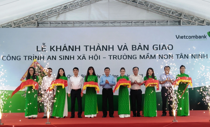 Đồng chí Trần Tiến Dũng, TUV, Phó Chủ tịch UBND tỉnh, cùng lãnh đạo các đợn vị liên quan cắt băng khánh thành Trường Mầm non Tân Ninh, huyện Quảng Ninh