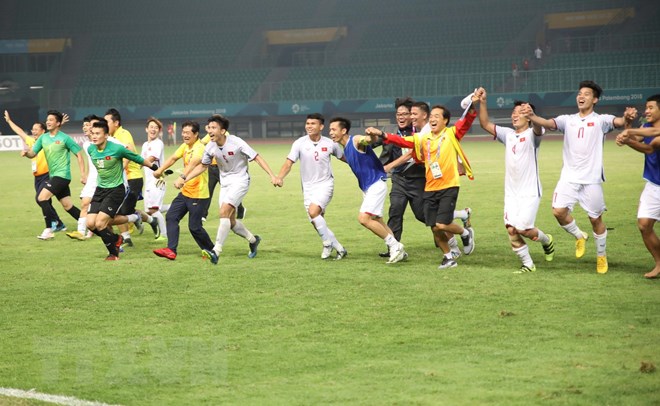 Niềm vui chiến thắng của các cầu thủ và ban huấn luyện đội tuyển Olympic Việt Nam. sau chiến thắng lịch sử trước Olympic Syria. (Ảnh: Hoàng Linh/TTXVN)