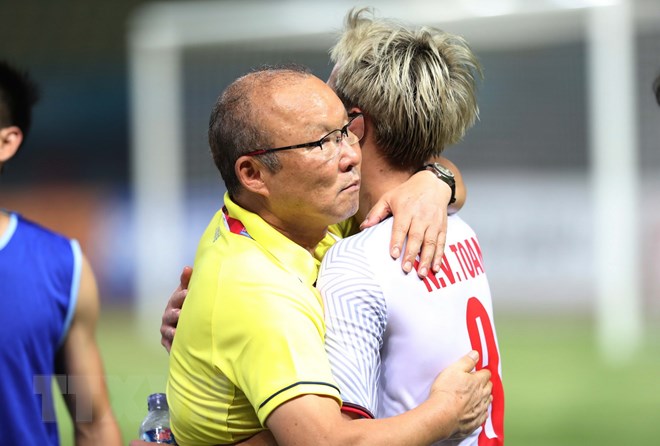 Hai thầy trò Park Hang Seo và Văn Toàn sau khi trận đấu kết thúc. (Ảnh: Hoàng Linh/TTXVN)