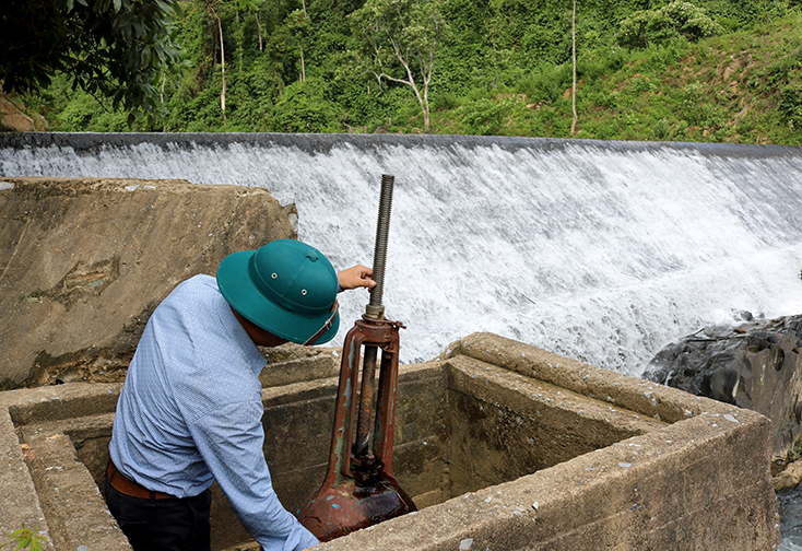 Cán bộ chức năng kiểm tra van xả nước ở đập Dăm Vọng trên sông Rào Trổ, xã Hương Hóa, Tuyên Hóa.