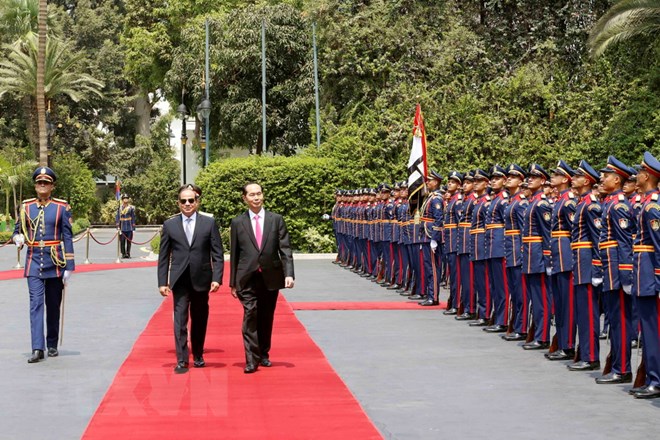 Tổng thống Ai Cập Abdel Fattah Al Sisi và Chủ tịch nước Trần Đại Quang tại lễ đón. (Ảnh: Nhan Sáng/TTXVN)