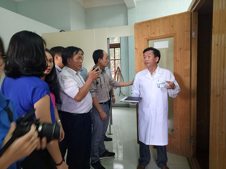 Các nhà hảo tâm tham quan, tìm hiểu phương pháp xông hơi tẩy độc tại Trung tâm bán trú nạn nhân CĐDC/dioxin tỉnh