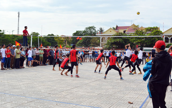 Trận đấu mở màn tại giải bóng chuyền truyền thống huyện Bố Trạch lần thứ III năm 2018 